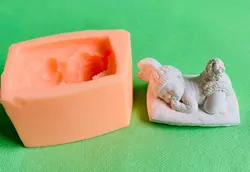 قالب سیلیکونی مدل نوزاد کلاه خرگوشی روی بالشت