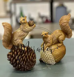 مجسمه سنجاب بلوط و کاج