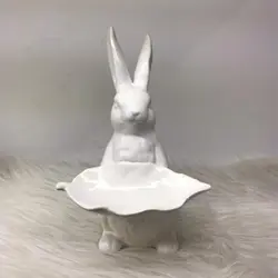 مجسمه خرگوش برگ به دست