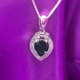 گردنبند نقره زنانه با زمردسنتتیک بدون زنجیر