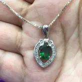 گردنبند نقره زنانه با زمردسنتتیک بدون زنجیر