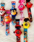 ساعت مچی شخصیتی پروژکتور دار باطریخور هم ساعت هست وهم اسلاید دار که با چرخاندن دکمه کنار ساعت میتونید شخصیت های کارتونی مربوط به اون ساعت رو روی دیوار ببینید