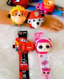 ساعت مچی شخصیتی پروژکتور دار باطریخور هم ساعت هست وهم اسلاید دار که با چرخاندن دکمه کنار ساعت میتونید شخصیت های کارتونی مربوط به اون ساعت رو روی دیوار ببینید