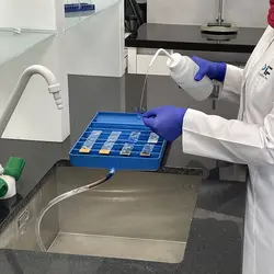 سینی رنگ‌آمیزی با جای لام شیاردار Staining Tray with Slide Holder - شرکت مدیا طب انشان