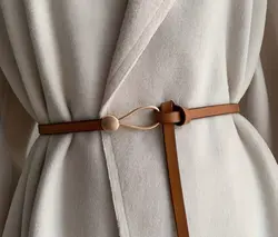 کمربند باریک عسلی با سگک طلایی ترند سال ۲۰۲۴