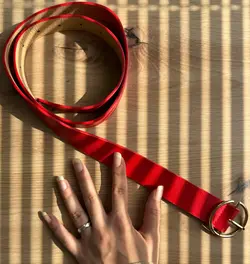 کمربند قرمز سگک طلایی زنانه مناسب شب یلدا