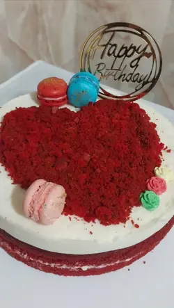چیز کیک رد ولوت چند لایه (کیک فول پنبه ای وحجیم، خوش بافت و نرم)بسیار خوشمزه و شیک همراه با تزیینات ماکارون رنگی و پودر کیک رد ولوت