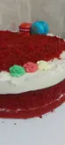 چیز کیک رد ولوت چند لایه (کیک فول پنبه ای وحجیم، خوش بافت و نرم)بسیار خوشمزه و شیک همراه با تزیینات ماکارون رنگی و پودر کیک رد ولوت