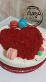 چیز کیک رد ولوت چند لایه (کیک فول پنبه ای وحجیم، خوش بافت و نرم)بسیار خوشمزه و شیک همراه با تزیینات ماکارون رنگی و پودر کیک رد ولوت