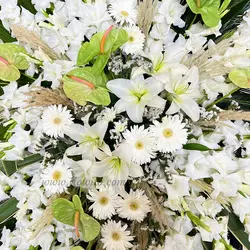 تاج گل پایه مشکی کد 29 - گل فروشی آنلاین فلاویتو