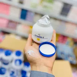 آبرسان و مرطوب کننده لاو جوجو دارای ویتامین  E  مرطوب کننده ی شیر حاوی پروتیین و ویتامین E و روغن های طبیعی