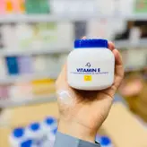 آبرسان و مرطوب کننده لاو جوجو دارای ویتامین  E  مرطوب کننده ی شیر حاوی پروتیین و ویتامین E و روغن های طبیعی