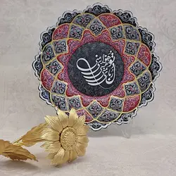 بشقاب میناکاری 25 سانتی همراه با قاب PVC|طرح خوشنویسی تو دلربای منی،نفسی هوای منی|کد DK25135S - ساغر مینا | فروشگاه اینترنتی صنایع دستی