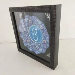 بشقاب میناکاری 25 سانتی همراه با قاب PVC|طرح خوشنویسی عشق|کد DK25149S - ساغر مینا | فروشگاه اینترنتی صنایع دستی