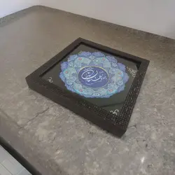 بشقاب میناکاری 25 سانتی همراه با قاب PVC|طرح خوشنویسی|کد DK25335 - ساغر مینا | فروشگاه اینترنتی صنایع دستی