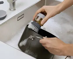 برس شستشوی مخزن دار با پایه نگه دارنده جوزف جوزف Joseph Joseph, Dispensing Washing-up Brush With Storage Stand