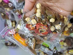 نخود کشمش بسته بندی شده با شکلات (مشکل گشا) تعداد در کیلو حدودا 50 عدد