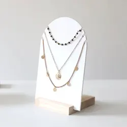 استند گردنبند دلانا سفید