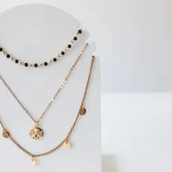 استند گردنبند دلانا سفید