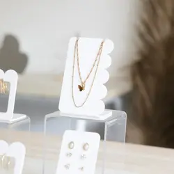 استند گردنبند بژوین