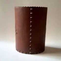 جا قلمی چرمی استوانه ای برای قلم های خوشنویسی رنگ قهوه ای