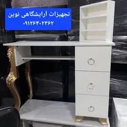 میز ناخن پایه سفید چوبی یک متری همراه با استند لاک هزینه ارسال درب منزل توسط مشتری پرداخت میشود