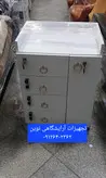 ترولی آرایشگاهی چوبی قفلداردررنگ بندی سفبدومشکی چرخدار