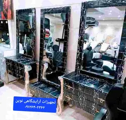 ویترین‌آرایشگاهی وکیوم‌ پایه سلطنتی دررنگ بندی پایه طلایی وپایه سفید  سه تیکه باآینه دررنگ بندی کرم سفید  مشکی برای تهران باآینه برای شهرستان سه تا دکور باسه تا قاب آینه هزینه آینه۷۰۰هزارتومن کم میشود