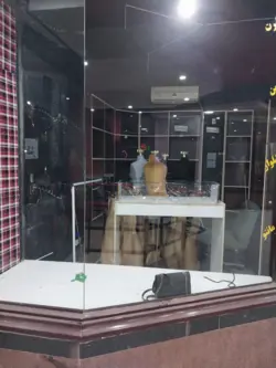 دکور یک باب مغازه شامل قفسه مانکن اتاق پرو تمام ام دی اف