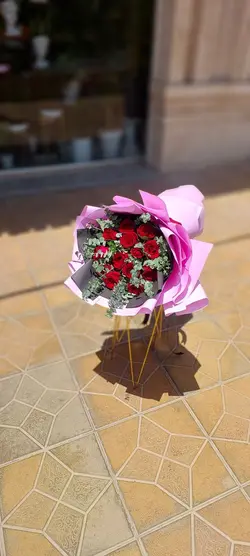 دسته گل رز و اکالیپتوس