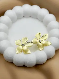 گوشواره طرح گل طلایی