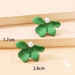 گوشواره میخی و هنری طرح گل و مروارید - شاپ اکسسوری