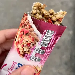 پروتئین بار رژیمی نستله حاوی میوه های قرمز