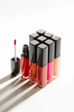 رژ لب مایع دارای اکلیل این لی