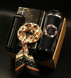 مجموعه هدایایی دفترچه یادداشت طرح دار مشکی مرمری مشکی و خودکار و قلم گلوله ای مات مشکی با طرح قمقمه و روسری آبی دریایی/نارنجی