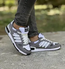 حراج ویژه کفش اسپرت مردانه پسرانه مدل ادیداس راحت و  بادوام رنگ طوسی سفید