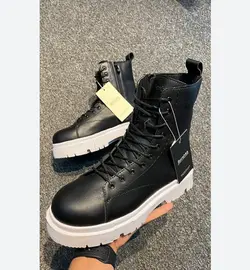 بوت برشکا مشکی سفید