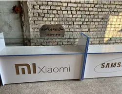 پیشخوان و ویترین فروشگاهی موبایل و... رنگ بندی و طرح بندی دارد