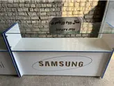 پیشخوان و ویترین فروشگاهی موبایل و... رنگ بندی و طرح بندی دارد