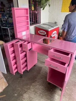 میز ناخن  و استند لاک مناسب سالن آرایشی و منزل صورتی و سفید رنگ رنگ بندی دارد