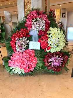 تاج گل ۵ طبقه تبریک کد ۳۰۶