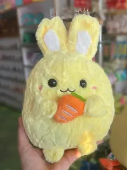 عروسک خرگوش هویج به دست