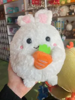 عروسک خرگوش هویج به دست