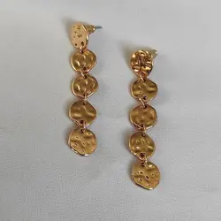 گوشواره آویزی طلایی طرح قدیمی سکه ای چکش خورده قفل میخی - فروشگاه زرمیس