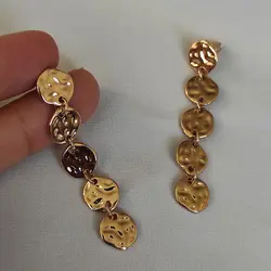 گوشواره آویزی طلایی طرح قدیمی سکه ای چکش خورده قفل میخی - فروشگاه زرمیس