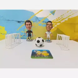 دو عدد اکشن فیگور فوتبالی هوجی تویز1 توپ 1کاپ جام جهانی 2دروازه  پک کادویی و هدیه
