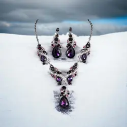 ست گردنبند و گوشواره مجلسی با نگین‌های بنفش درخشان