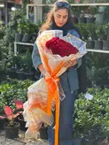 دسته گل ۸۰ شاخه رز قرمز فلوبار