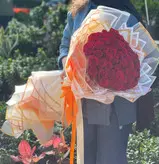 دسته گل ۸۰ شاخه رز قرمز فلوبار
