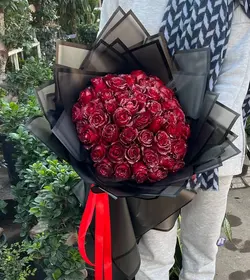 دسته گل ۶۰ شاخه رز قرمز شاین دار یا اکلیلی فلوبار